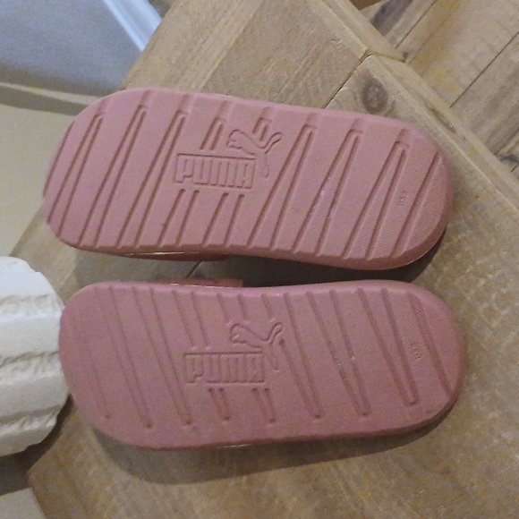 Women's Puma Slides Sandals With Metallic Gold Accent. Size 8 - Picture 15 of 17